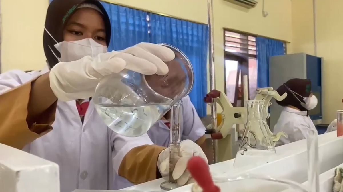 Praktikum Farmasi di Laboratorium SMK Farmasi Sekesal